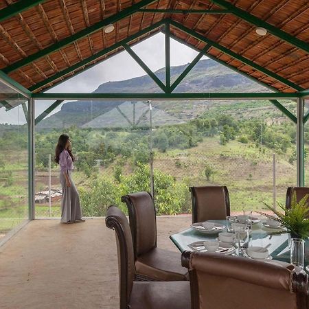 Stayvista'S Ficus Farms - Mountain-View Haven With Rustic Artsy Interiors, Outdoor Pool, Glasshouse, Home Theatre & Karaoke Delight Igatpuri Extérieur photo