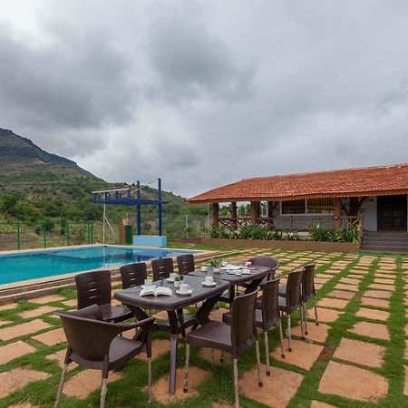 Stayvista'S Ficus Farms - Mountain-View Haven With Rustic Artsy Interiors, Outdoor Pool, Glasshouse, Home Theatre & Karaoke Delight Igatpuri Extérieur photo