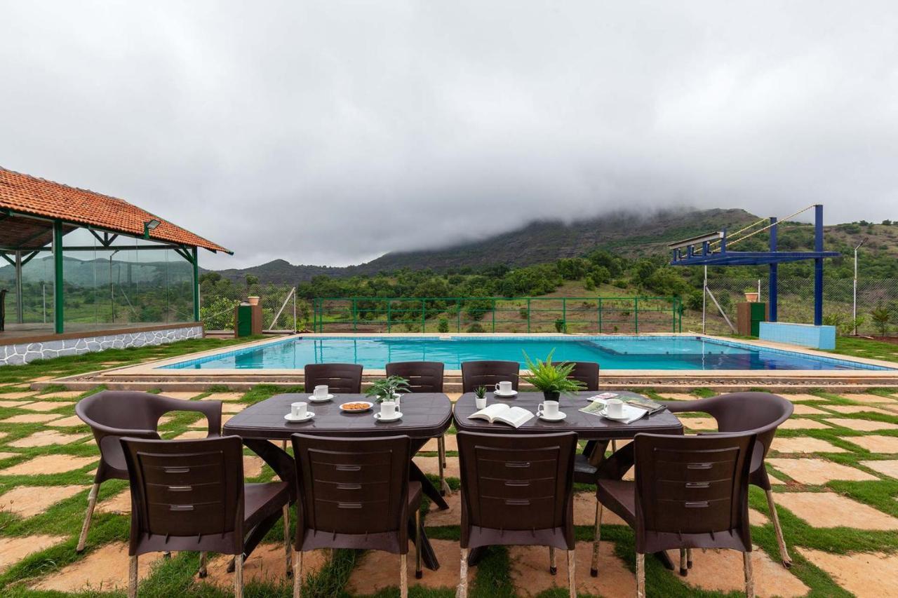 Stayvista'S Ficus Farms - Mountain-View Haven With Rustic Artsy Interiors, Outdoor Pool, Glasshouse, Home Theatre & Karaoke Delight Igatpuri Extérieur photo