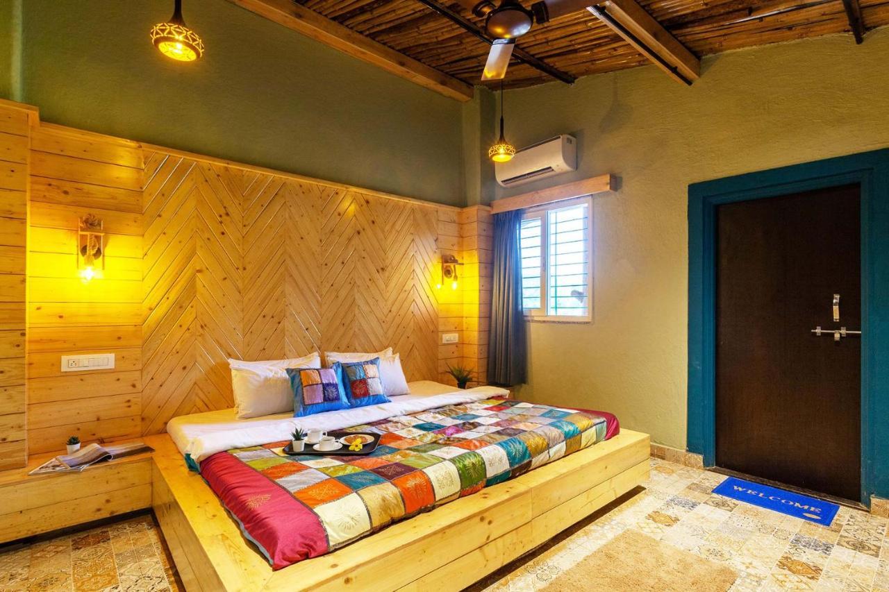 Stayvista'S Ficus Farms - Mountain-View Haven With Rustic Artsy Interiors, Outdoor Pool, Glasshouse, Home Theatre & Karaoke Delight Igatpuri Extérieur photo