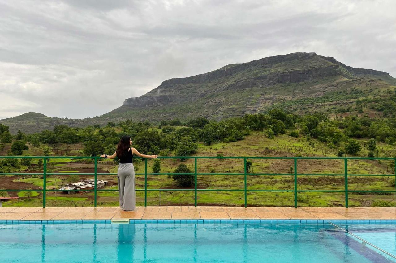 Stayvista'S Ficus Farms - Mountain-View Haven With Rustic Artsy Interiors, Outdoor Pool, Glasshouse, Home Theatre & Karaoke Delight Igatpuri Extérieur photo