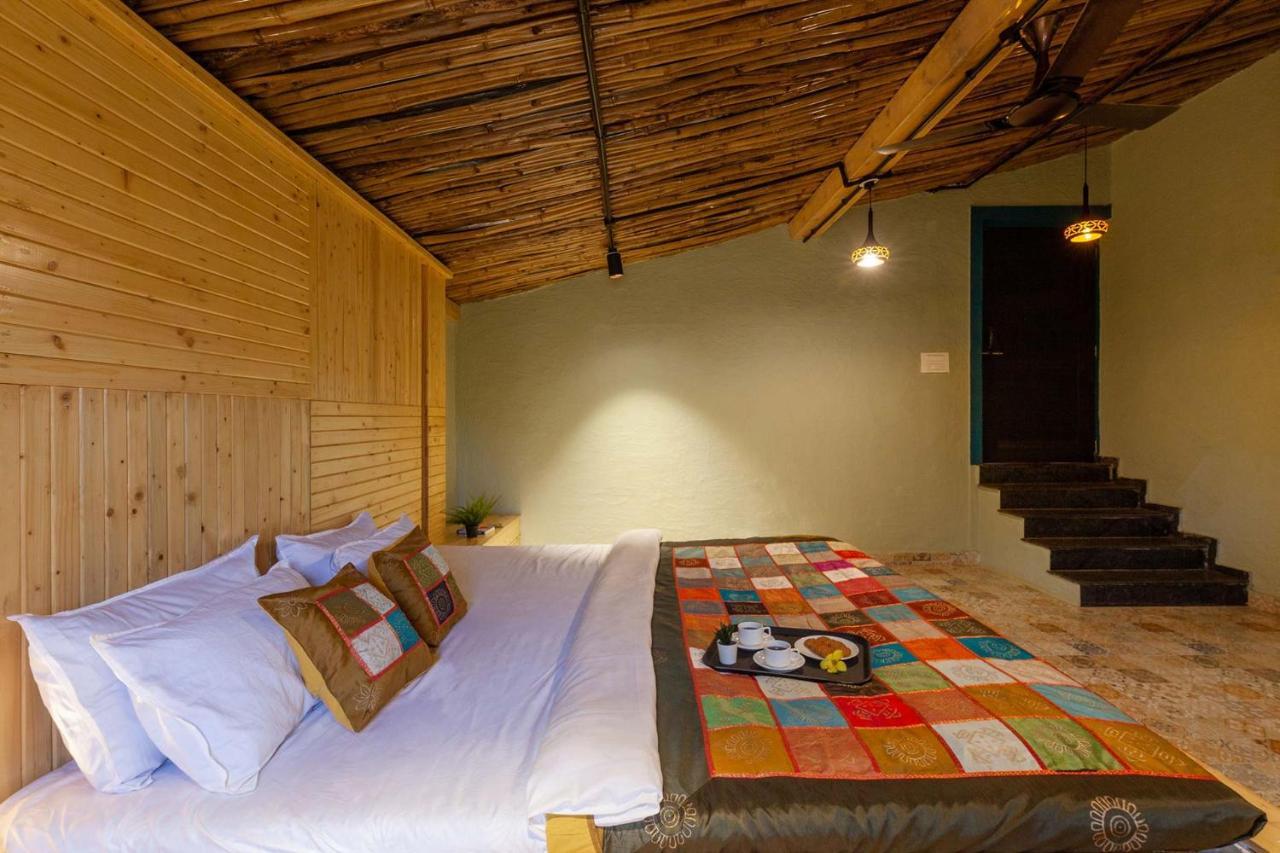 Stayvista'S Ficus Farms - Mountain-View Haven With Rustic Artsy Interiors, Outdoor Pool, Glasshouse, Home Theatre & Karaoke Delight Igatpuri Extérieur photo