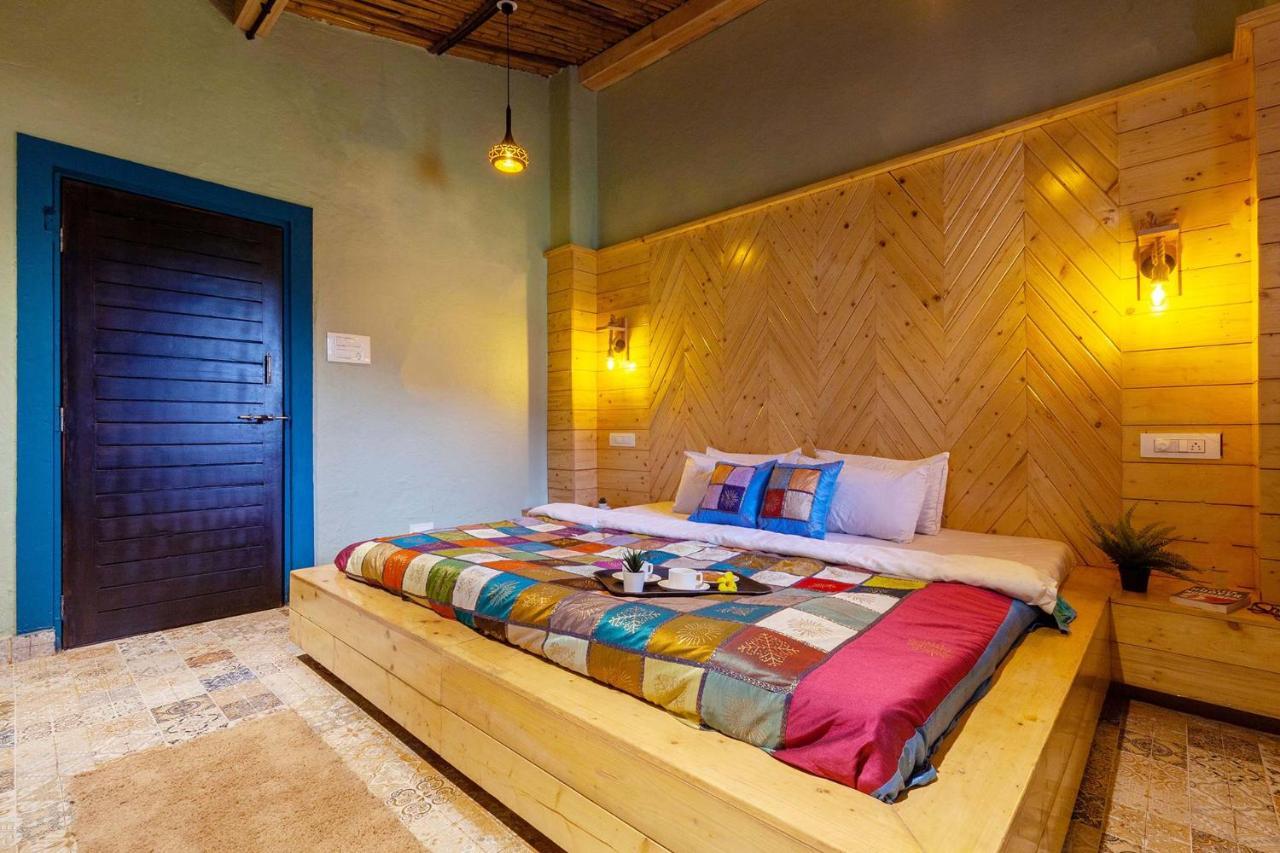 Stayvista'S Ficus Farms - Mountain-View Haven With Rustic Artsy Interiors, Outdoor Pool, Glasshouse, Home Theatre & Karaoke Delight Igatpuri Extérieur photo