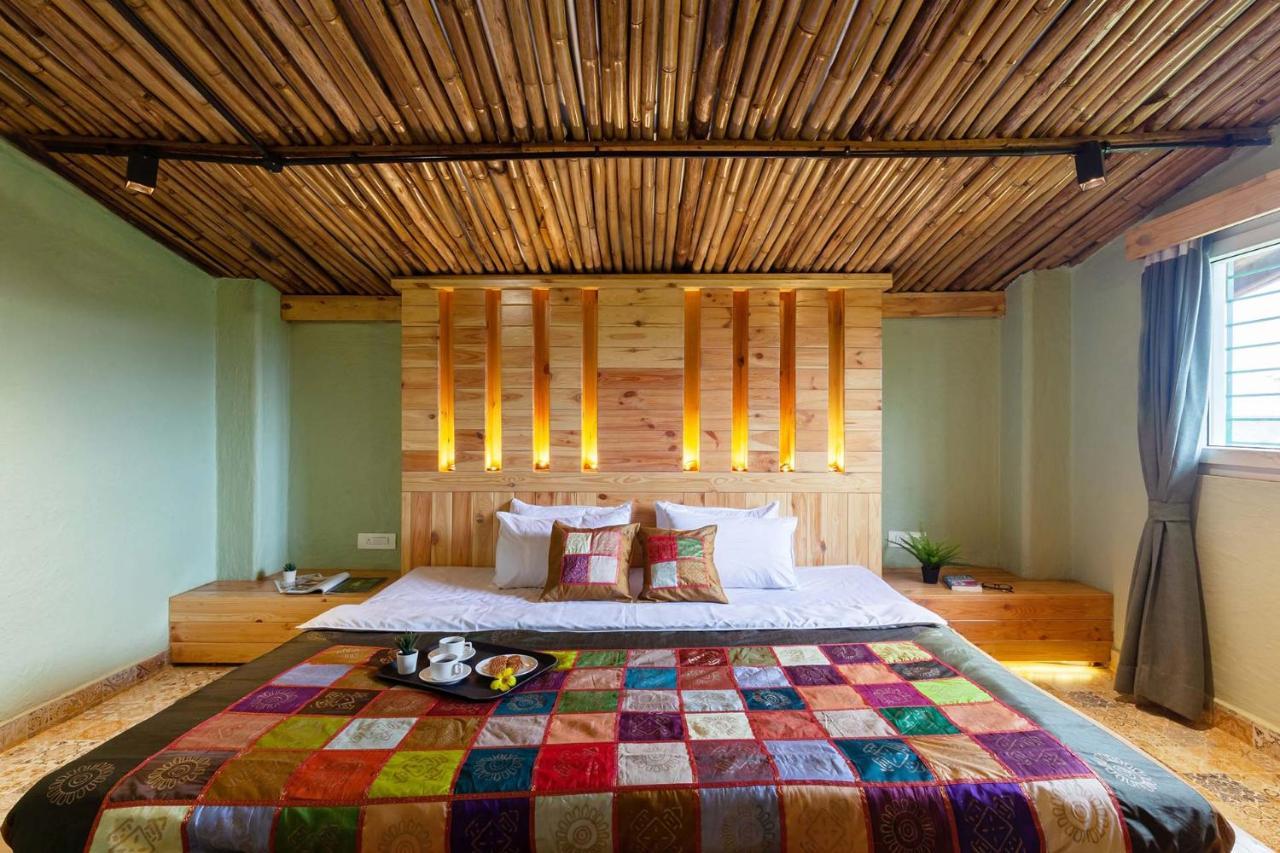 Stayvista'S Ficus Farms - Mountain-View Haven With Rustic Artsy Interiors, Outdoor Pool, Glasshouse, Home Theatre & Karaoke Delight Igatpuri Extérieur photo