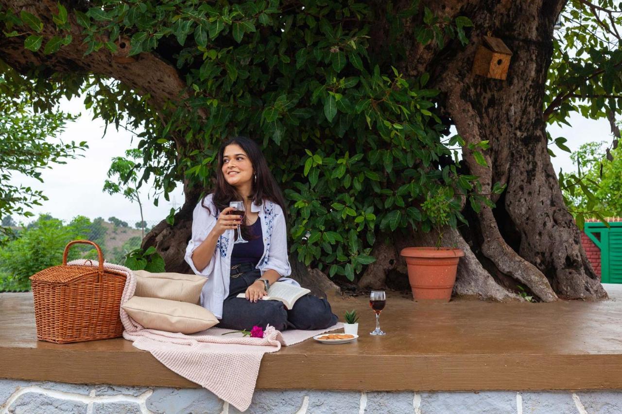 Stayvista'S Ficus Farms - Mountain-View Haven With Rustic Artsy Interiors, Outdoor Pool, Glasshouse, Home Theatre & Karaoke Delight Igatpuri Extérieur photo