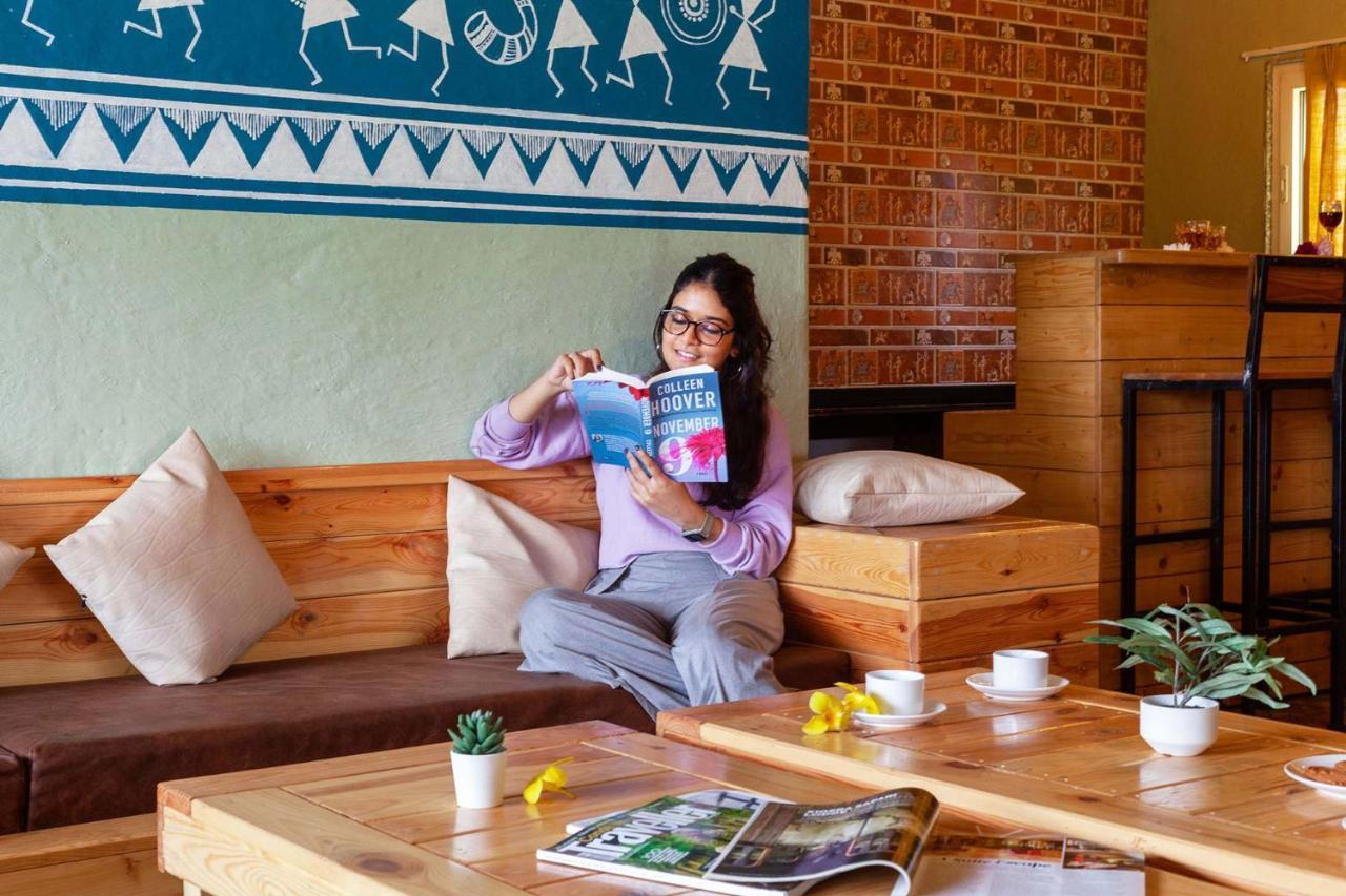 Stayvista'S Ficus Farms - Mountain-View Haven With Rustic Artsy Interiors, Outdoor Pool, Glasshouse, Home Theatre & Karaoke Delight Igatpuri Extérieur photo