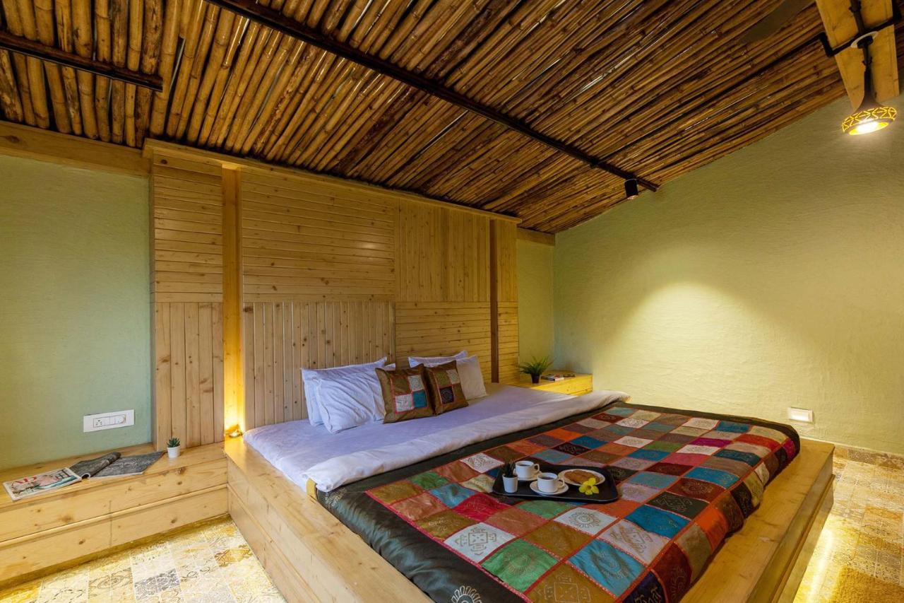 Stayvista'S Ficus Farms - Mountain-View Haven With Rustic Artsy Interiors, Outdoor Pool, Glasshouse, Home Theatre & Karaoke Delight Igatpuri Extérieur photo